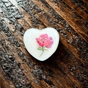 Heart-Shaped Phone Grip with Pink Rose Design